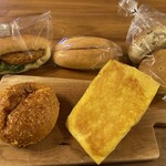 セイルノッツ - 左上から③コロッケパン  中央上①ピーナッツパン　右上⑤健康五穀バンズ3個入　左下④焼きキーマカレーパン　右下①厚焼フレンチトースト