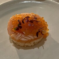 RESTAURANT DAZZLE - サーモン炙り焼きとイクラとお米サラダ