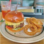 ザ・コーナー ハンバーガー＆サルーン - 