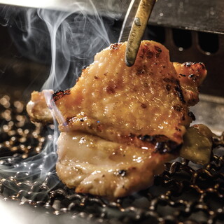 串に刺さない焼き⿃、鶏焼⾁。旨み溢れる地鶏を堪能。