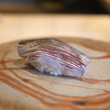 鮨 三心 - サンマに美しく包丁を入れます。大将のワザにホレボレ♬