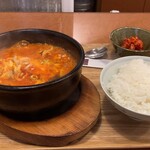 小さなおうち - 豆腐チゲ定食。ぐつぐつと音を立てながら湯気を立て、見た目からして食欲をそそります。