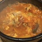 小さなおうち - 具には豆腐、エビ、イカ、玉ねぎ、椎茸、ネギ、じゃがいもなど、たっぷりと具材が入っており、満足感のある一品です。