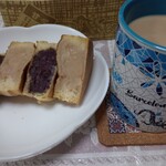 御座候 - JapaneseSweetsですが、COFFEEにも合いますね。マグカップは親友がスペインで買ってPresentしてくれたお気に入りです❤