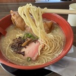 コラーゲン豚骨ラーメンとこ豚平和園 - 細麺リフト。