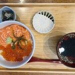 古賀鮮魚店 - サーモンといくらの親子丼