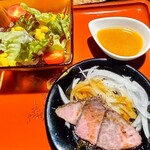 とんかつ肉料理 吉岡 - 野菜サラダとローストビーフ