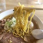 すみれ 中の島本店 - スープとよく合う中太麺。