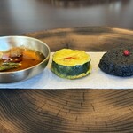 HOSEKI - 左側のタレにつけていただきます