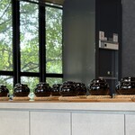 HOSEKI - 黒い壺が鎮座しています