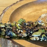 HOSEKI - 添えられた「カンジョン」は
                                大豆やゴマなど約14種類を使って作ってあるそうです。
                                裏には海苔が使われ、歯応えあるカリカリの食感。