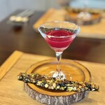 HOSEKI - 始まりの7.8種の果物を使って作られている
                                「旬のアペリティフ」は
                                韓国の伝統菓子「カンジョン」と
                                ノンアルコールドリンクのセット。