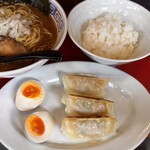 長浜らーめん 世田谷店 - 小ライス、餃子3個、味玉の3点盛セットで300円はお得
