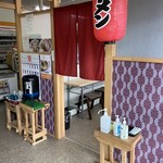 割烹わたせ - 入って右側にラーメン食べる座席があります