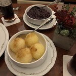 Auerbachs Keller Leipzig - 付け合わせ、手前ジャガイモのボール、奥ザワークラフト
