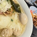 支那ソバ 小むろ - ハーフワンタンメン(塩)+味玉、肉煮込みごはん