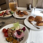 ダイニング＆カフェ THE OIKE TERRACE - サラダバー､進々堂のパン