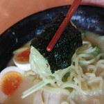 幸楽苑 - 海苔で麺を巻く
