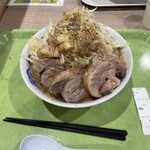 ジャンクガレッジ カインズ朝霞店 - ラーメン並、二枚豚マシ、野菜マシ、アブラダブル、ニンニクトリプル