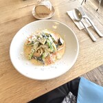 カフェ フオネ - スモークサーモンとほうれん草のチーズクリームパスタ