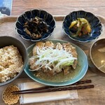 桂木キッチン - レモンチキンペッパー、ひじき煮、ピーマンとパプリカ味噌炒め、玄米、油揚げ味噌汁