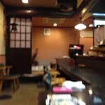 和食と地酒の店 うり坊 - H.26.11.6.夜 カウンター席中ほどから座敷方面(ピンぼけ...)。