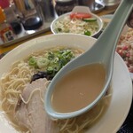 うちだラーメン - 濃厚なスープ　レンゲがデカい(笑)