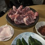 札幌成吉思汗 雪だるま 五条店 - 手前が【肩ロース】 奥が【ラム肩】