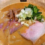 麺処 天川 - シャキッとしたネギが良いアクセントに