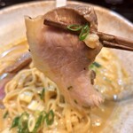 麺処 天川 - 噛むほどに肉の旨みが広がるチャーシュー