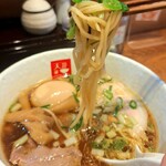 麺処 天川 - つるりと喉越しの良い平打ちぢれ麺
