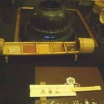 串揚楯己 - テーブルの真ん中に油茶釜