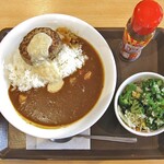 すき家 - 料理写真:チーズインハンバーグカレー(大盛)& オクラサラダ