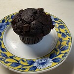 ミスタードーナツ - 料理写真:しっとりチョコマフイン２４８円。  キューブ状のチョコをトッピングしたしっとりとした食感のマフィンです。