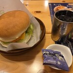 コメダ珈琲店 - 料理写真:お月見フルムーンバーガー(800円)+アイスコーヒー(540円)