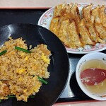 餃子の王将 - 料理写真:ガーリックホルモン炒飯＆餃子
