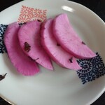由屋 - お通しの大根漬け