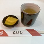 こけし - 最初に、お茶とたくあんが、置かれます