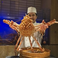 湘南沖地蟹専門店ふじ月 - 大将が持つタカアシガニ