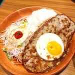 びっくりドンキー - 料理写真:ガリバーハンバーグ、目玉焼