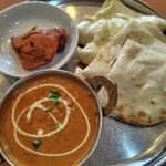 ナマステ ガネーシャ マハル - プレートで出てきました(^o^)チーズナンはオススメです