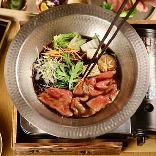 特製の割り下で作るすき鍋は絶品。コースのたれしゃぶを変更可能