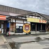 らーめん　ヒグマ - 外観(お店の周りに無料Ｐが食べログ情報で40)         左横は、たぶん同じ経営の　　　　　　　　　　　　宝くじとタバコとアイスクリームの売店です