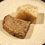 Pondichery - 【自家製パン】白のパンはローズマリー、褐色のパンはガラムマサラが練り込まれています。