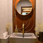 Pondichery - 【ブレイク③】DIY好きのシェフお手製の洗面台。鑑の周りはNゲージのレールです。