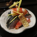 青山きいろ - 前菜：炙りサバと金時草浸し