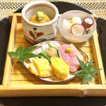 岩亀 - 【前菜】奥から時計回りで、雲丹と生湯葉、蛸の酢の物、鴨肉ととうきびの揚げ物。２種類の蛸の食感は最高でした。