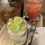 ササヤカフェ - アイコ500円、豆乳ティー500円、ブラッドオレンジ550円、トライフル700円
