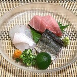岩亀 - 【お造り】左から時計回りで、平目・鮪・炙り秋刀魚。秋刀魚の炙り加減が絶妙です。