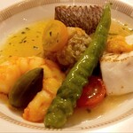 帝国ホテル 東京 - 魚介の取り合わせとキヌアのタブレ ハーブ香るブイヨン